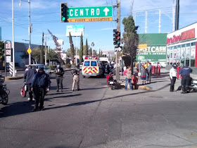 [GALERÍA] Conductora hizo una errónea maniobra y se llevó de corbata a pareja de motociclistas