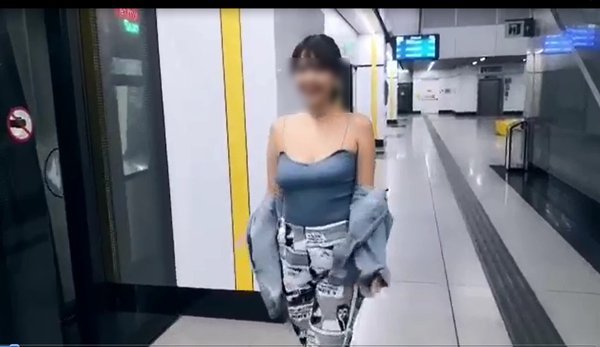 malaysian beauty streamer tried to show off her breast in public