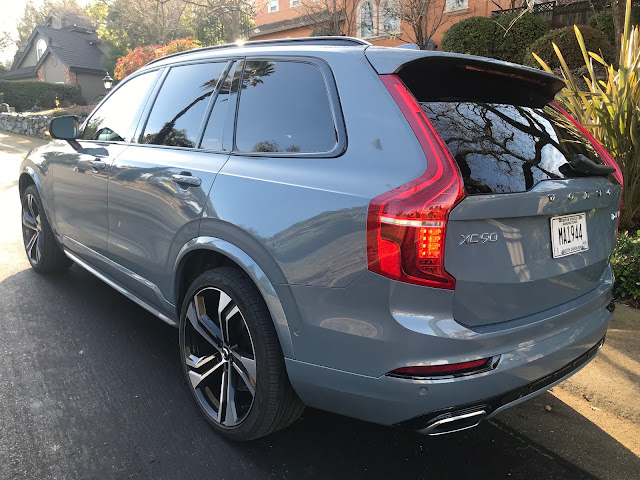 Rear 3/4 view of 2020 Volvo XC90 T6 R-Design