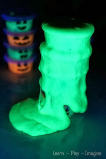 How cool is this glow in the dark slime?  This super simple no cook recipe is a must try!