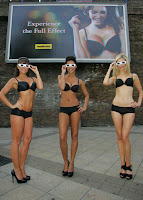 Billboard 3D Wonderbra, 3 mannequins portant des lunettes 3D