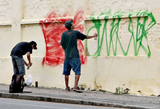 Vereadores de Colombo declaram guerra contra pichadores