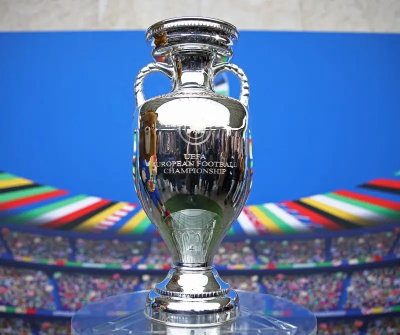 كأس أمم أوروبا، أو "اليورو"، هي واحدة من أبرز بطولات كرة القدم العالمية، تجمع أفضل المنتخبات الأوروبية في منافسة شديدة على اللقب. منذ انطلاقها في 1960،