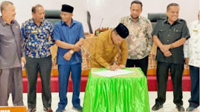 Rahmang hadiri Rapat Paripurna Penandatanganan Nota  Kesepakatan DPRD dengan Eksekutif.