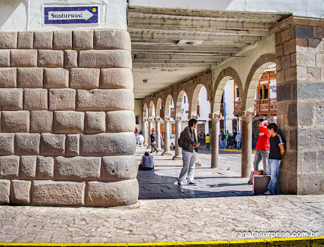 Paredes incas e arcadas espanholas em Cusco