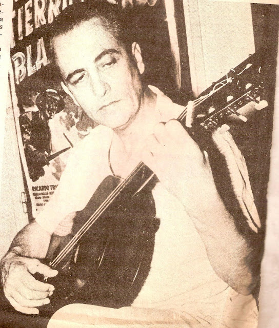 Hugo del Carril con una guitarra