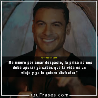 Carlos Rivera sonriendo