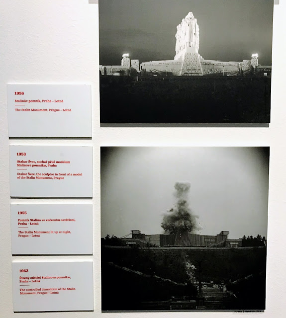 チェコ・プラハの共産主義博物館に展示されていた、スターリン像の完成と爆破の写真