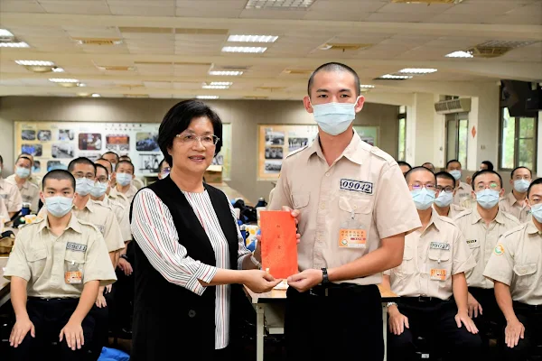 ▲彰化縣長王惠美致贈加菜金，感謝替代役訓練班對縣籍役男的照顧之外，同時勉勵役男把握服役期間鍛鍊身體，為將來投入社會做好準備。 （記者林明佑翻攝）