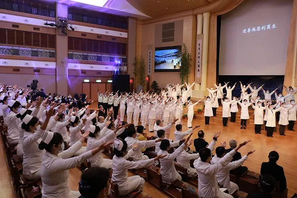 ▲臺中慈濟醫院歲末祝福，臺上臺下呼應共同演繹經藏。（慈濟醫院提供）