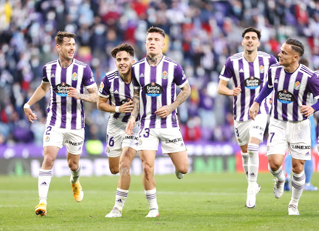 Luis Pérez, Álvaro Aguado, Kike Pérez y Roque Mesa corren tras Cristo para celebrar su gol. REAL VALLADOLID C. F. 3 C. F, FUENLABRADA 0. Sábado 13/11/2021, 16:00 horas. Campeonato de Liga de 2ª División, jornada 13. Valladolid, estadio Municipal José Zorrilla: 14.105 espectadores.