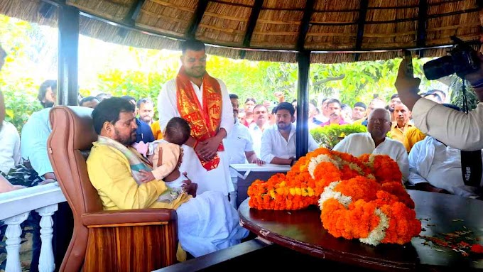 अपने राजनीतिक गुरु बृजभूषण शरण सिंह से आशीर्वाद लेकर नामांकन के लिए निकले करनभूषण