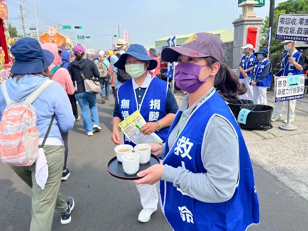 ▲北斗、埤頭區志工跟會眾結緣設置休息奉茶區，讓香客休息、俸上靜思好茶、水果茶及水果拔樂小蕃茄等。（慈濟志工提供）