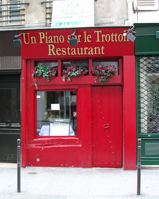 Un Piano sur le Trottoir, A Piano on the Sidewalk restaurant, Rue des Francs-Bourgeois, Le Marais, Paris