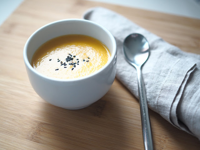 Bol de crema de calabaza sobre una tabla de madera