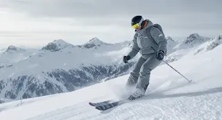 헬리 한센(Helly Hansen)  하의 스키복을 입은 모습