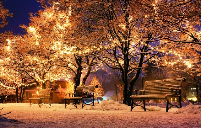Uma bela paisagem de Natal na Europa, com decoração e neve