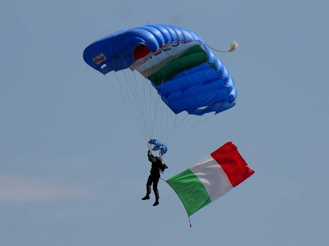 Parachutists, piazza della Repubblica, Livorno