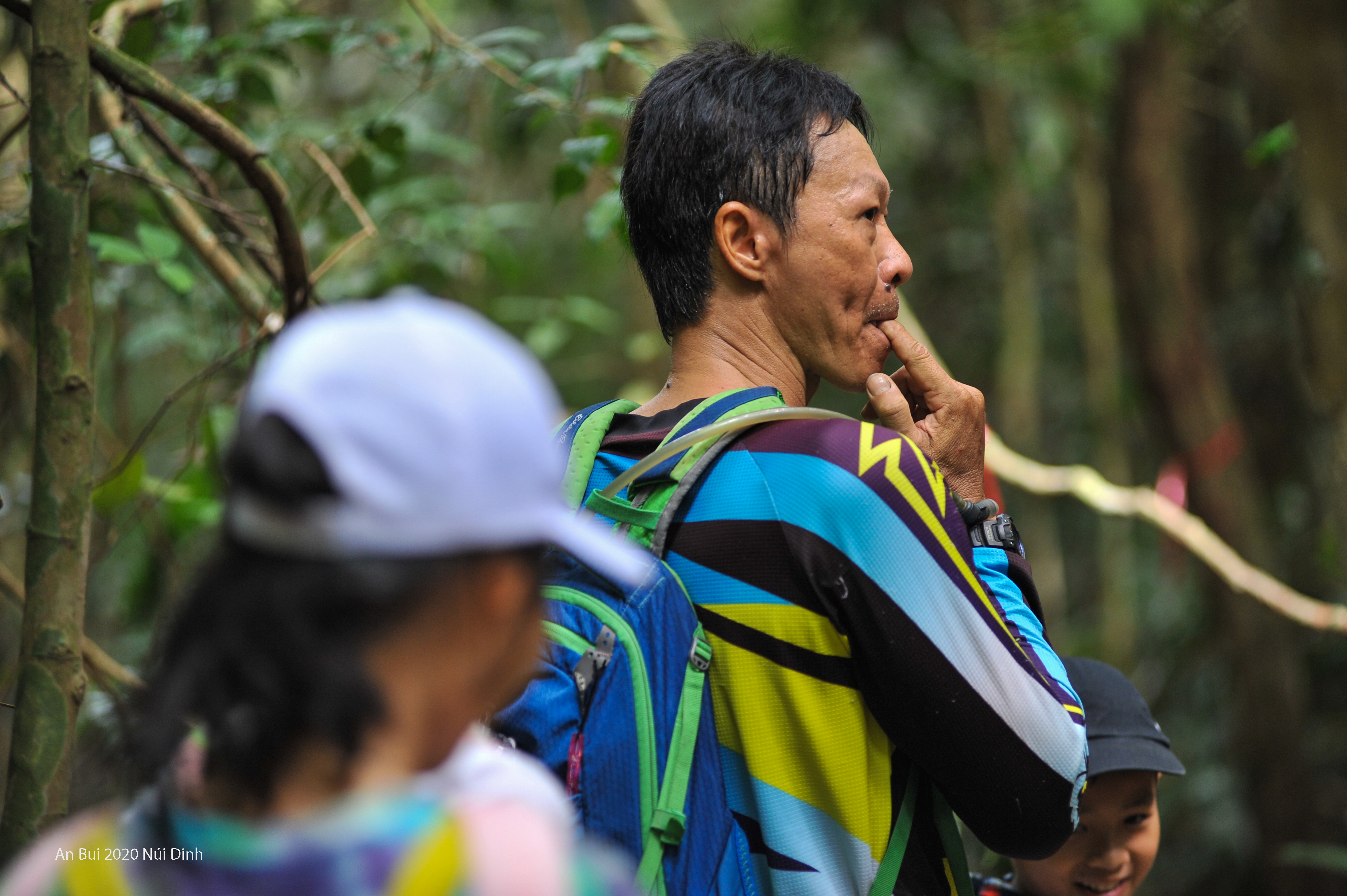 Bé thích thú với những âm thanh hút sáo tiếng chim hót, tiếng vượn kêu từ anh leader