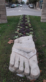 Camino de Santiago de Compostela, etapa entre Fraga (Huesca) y Candasnos (Huesca), avenida de Aragón en Fraga, rotonda de la antigua puerta del matadero, escultura de un pie