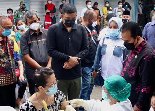 Wali Kota Bobby Tinjau Vaksinasi Covid-19 Pedagang Pasar Sei Sikambing