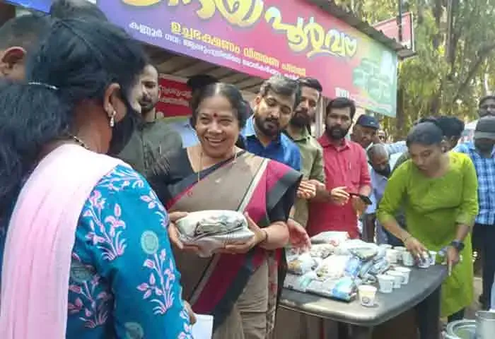 Kannur, News, Kerala, Food, DYFI, Politics, hospital, Patient, DYFI distributed food as relief to the patients.