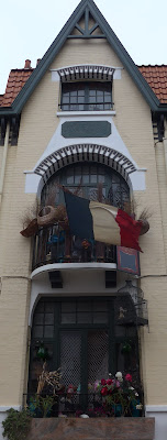 Drapeau en façade hommage aux victimes du 13 novembre 2015