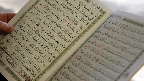 17 Kelompok Ayat Al Qur’an dalam Penafsiran KH. Ahmad Dahlan    BAB I  PENDAHULUAN    KRH Hadjid, alumnus Pondok Pesantren Termas sekaligus murid termuda KH Ahmad Dahlan,  17 kelompok ayat Al-Qur’an yang menjadi pokok wejangan dan pelajaran dari pendiri Persyarikatan Muhammadiyah kita. Beliau berkeyakinan bahwa berbagai kesulitan yang timbul dalam masyarakat dapat diatasi dengan  ketujuh belas kelompok ayat Al-Qur’an dapat dijadikan sebagai pegangan pokok oleh para pewaris Muhammadiyah yang tidak sedikit diantara mereka telah meninggalkan jiwa/ruhiyah Muhammadiyah itu sendiri.[1]      Adapun 17 kelompok ayat Al-Qur’an yang menjadi pokok wejangan dan pelajaran dari pendiri Persyarikatan Muhammadiyah adalah sebagai berikut; (1) Membersihkan diri sendiri, Al-Jâtsiyah ayat 23; (2) Menggempur hawa nafsu mencintai harta benda, al-Fajr ayat 17-23; (3) Orang yang mendustakan agama, al-Mâ’ûn ayat 1-7; (4) Apakah artinya agama itu, al-Rûm ayat 30; (5) Islam dan sosialisme, al-Tawbah ayat 34-35; (6) Surat al-‘Ashr ayat 1-3; (7) Iman/kepercayaan, al-‘Ankabût ayat 1-3; (8) Amal sholeh, al-Kahf ayat 110 dan al-Zumar ayat 2[2]; (9) Wa tawâshaw bil haqq, Yûnus ayat 108, al-Kahf ayat 29, Muhammad ayat 3, al-An’âm ayat 116, al-Furqân ayat 44, al-Anbiyâ’ ayat 24, Yûnus ayat 32, al-Shaff ayat 9, al-Baqarah ayat 147, al-Anfâl ayat 8, al-Isrâ’ ayat 81 dan al-Mu’minûn ayat 70; (10) Wa tawâshaw bish-shabri; (11) Jihad, Âli ‘Imrân ayat 142; (12) Wa anâ minal muslimîn, al-An’âm ayat 162-163; (13) Al-Birru, Âli ‘Imrân ayat 92; (14) Surat al-Qâri’ah ayat 6-11; (15) Surat al-Shaff ayat 2-3; (16) Menjaga diri, al-Tahrîm ayat 6; dan terakhir (17) Apakah belum waktunya, surat al-Hadîd ayat 16.    Demikianlah tujuh belas kelompok ayat al-Qur’an yang selalu ditekankan oleh Allâh Yarhamuhu KH Ahmad Dahlan kepada murid-muridnya. Pada makalah tadabbur al-Qur’an ini kami hanya menyampaikan kelompok pertama yaitu “tazkyatun nufus”, bagaimana seharusnya kita membersihkan diri/jiwa dalam ajaran Mu’assis/Pendiri Persyarikatan Muhammadiyah kita ini.    BAB II  PEMBAHASAN    A. 17 Kelompok Ayat Al Qur’an dalam Penafsiran KH Ahmad Dahlan    17 kelompok ayat Al-Qur’an yang menjadi pokok wejangan dan pelajaran dari pendiri Persyarikatan Muhammadiyah adalah sebagai berikut; (1) Membersihkan diri sendiri, Al-Jâtsiyah ayat 23; (2) Menggempur hawa nafsu mencintai harta benda, al-Fajr ayat 17-23; (3) Orang yang mendustakan agama, al-Mâ’ûn ayat 1-7; (4) Apakah artinya agama itu, al-Rûm ayat 30; (5) Islam dan sosialisme, al-Tawbah ayat 34-35; (6) Surat al-‘Ashr ayat 1-3; (7) Iman/kepercayaan,al-‘Ankabût ayat 1-3; (8) Amal sholeh, al-Kahf ayat 110 dan al-Zumar ayat 2[3]; (9) Wa tawâshaw bil haqq, Yûnus ayat 108, al-Kahf ayat 29, Muhammad ayat 3, al-An’âm ayat 116, al-Furqân ayat 44, al-Anbiyâ’ ayat 24, Yûnus ayat 32, al-Shaff ayat 9, al-Baqarah ayat 147, al-Anfâl ayat 8, al-Isrâ’ ayat 81 dan al-Mu’minûn ayat 70; (10) Wa tawâshaw bish-shabri; (11) Jihad, Âli ‘Imrân ayat 142; (12) Wa anâ minal muslimîn, al-An’âm ayat 162-163; (13) Al-Birru, Âli ‘Imrân ayat 92; (14) Surat al-Qâri’ah ayat 6-11; (15) Surat al-Shaff ayat 2-3; (16) Menjaga diri, al-Tahrîm ayat 6; dan terakhir (17) Apakah belum waktunya, surat al-Hadîd ayat 16.    Demikianlah tujuh belas kelompok ayat al-Qur’an yang selalu ditekankan oleh Allâh Yarhamuhu KH Ahmad Dahlan kepada murid-muridnya. Pada makalah ini kami hanya menyampaikan kelompok pertama, kedua, dan ketiga.    A. Kegelisahan Ruhiyah atau Spiritual KH Ahmad Dahlan     KH Ahmad Dahlan menjelaskan bahwa asal mula kelahiran manusia adalah berdasarkan “fitrah”, asal yang suci, murni dan bersih [bebas dari angkara murka dan kejahatan]. Lalu ia dipangaruhi oleh hawa nafsunya, orang tua, lingkungan pergaulan, guru, rumah tangga serta masyarakat sekitarnya. Inilah proses yang pada akhirnya manusia tertawan oleh hawa nafsunya sendiri.[4] Penjelasan tersebut sesuai dengan hadis Nabi SAW berikut :    مَا مِنْ مَوْلُوْدٍ إِلاَّ يُوْلَدُ عَلىَ اْلفِطْرَةِ فَأَبـَوَاهُ يـُهَـوِّدَانِهِ أَوْ يُـنَصِّرَانِهِ أَوْ يُمَجِّسَانِهِ كَمَا تُـنْتِجُ اْلبَهِيْمَةُ بَهِيْمَةً جَمْعَاءَ هَلْ تُحِسُّوْنَ فِيْهَا مِنْ جَدْعَاءَ (رواه البخاري)    Kalaulah, pada awal mulanya, manusia terlahirkan dalam keadaan “fitrah” sebagaimana diterangkan di atas, lalu mengalami pergeseran kepada keburukan, bahkan menyamai hewan yang tidak memiliki potensi akal, mungkinkah mereka kembali kepada “fitrah” yang awal itu? Jika memungkinkan, bagaimanakah cara menuju kepada kesucian itu?    Dalam hemat pandangan kami, inilah yang menjadi kegelisahan “ruhiyah” atau perenungan ”spiritual” KH Ahmad Dahlan, yang menurut riwayat KHR Hadjid, menjadikan beliaumasygul merenungkannya siang dan malam. Tapi juga pada saat yang sama menjelma menjadi kekuatan ruhiyah yang dahsyat, menembus relung jiwanya yang terdalam serta membangkitkan kekuatan dan iradah untuk beramal.    B. Tazkyatun Nufus Sebagai Metode Menemukan Kembali Fitrah Yang Hilang    Setelah melakukan tafakkur, muhasabah dan muraqabah akhirnya KH Ahmad Dahlan berpendapat bahwa untuk menemukan kembali fitrah yang hilang kita dituntut untuk melakukan pensucian diri/jiwa (tazkyatun nufus). Hal ini dapat dilakukan dengan cara melawan hawa nafsu kemudian hanya tunduk kepada Al-Qur’an dan sunnah Rasulullah SAW. Inilah kunci kebahagiaan hidup di dunia dan di akherat. Takwa kepada Allah merupakan pangkal segala kebaikan sebagaimana memperturutkan hawa nafsu menjadi pangkal segala keburukan[5]    Menurut KH Ahmad Dahlan, melawan hawa nafsu yang ada pada diri kita masing-masing tidaklah dapat dilakukan, kecuali dengan membuang jauh-jauh dari diri kita segala sesuatu yang bertentangan dengan Al-Qur’an dan Sunnah. “Setelah kita mampu membersihkan diri dari khurafat, dapat membandingkan dalil-dalil sehingga dapat mengerti Islam dengan sebenarnya, mengerti sunah-sunah Rasulullah SAW”, kata beliau, “Belum tentu kita dapat menjalankan ajaran-ajaran al-Qur’an jika hawa nafsu di dalam hati masih menjadi berhala.”  KH Ahmad Dahlan mengajarkan dan mendidik kita untuk membuang segala kebiasaan yang ada dalam diri sendiri, dalam rumah tangga dan masyarakat yang tidak sesuai dengan Al-Qur’an dan Sunah Nabi SAW. Beliau juga menegaskan perlunya melakukan muhasabah dalam segala sesuatu, baik itu menyangkut perkara aqa’id, ikhlas karena Allah SWT maupun perkara-perkara amaliah. Kebersihan jiwa akan terwujud bila kita mempu membuang segala kebiasaan buruk itu.[6]    Penjelasan tersebut sepadan dengan pernyataan Imam Al-Ghazali. Kata beliau dalam kitabnya “Mengobati Penyakit Hati” :  “Mengobati jiwa yang sakit adalah dengan jalan menghilangkan tabiat rendah dan akhlaq-akhlaq buruk, serta mengisinya dengan keutamaan dan budi yang mulia. Sama halnya dengan mengobati tubuh dari suatu penyakit dan menjadikan tubuh sehat dan segar buga. Setiap anak yang baru dilahirkan, ia pasti dalam keadaan normal jiwanya, sehat fitrahnya serta masih murni dan bersih dari segala pengaruh. Tetapi akhirnya kedua orang tuanya yang membuatnya menjadi penganut agama Yahudi, Nashrani, Majusi dan lain-lain. Ini tentu karena adanya hasil kebiasaan, pendidikan, dan pengajaran atau pergaulan yang menyebabkan anak tadi menjadi gemar melakukan sifat-sifat kerendahan dan bahkan tidak segan melakukannya.”[7]    C. Fluktuasi Jiwa dan Metode Tazkyatun Nufus    Manusia bukanlah Malaikat, sehingga ia terus menerus melakukan ketaatan. Bukan pula Syithan yang totalitas kehidupannya dalam kemaksiatan kepada Allah SWT. Manusia berada di antara daya tarik kedua makhluk tersebut.    Sudah menjadi ketentuan dan kehendak Allah SWT yang azali [taqdir kawniy] bahwa manusia dianugerahkan dua potensi yang antagonis pada dirinya yang satu; potensi taqwa  dan potensi fujur. Kedua potensi ini terus dan selalu berkompetisi yang kemudian melahirkan fluktuasi keadaan jiwa manusia. Tapi juga Allah SWT memberikan isyarat yang tegas bagaimana sebaiknya manusia memenej potensi tersebut. Hal ini dinyatakan oleh Allah SWT dalam surat  al-Syams ayat 7-10 :    وَنَفْسٍ وَمَا سَوَّاهَا. فَأَلْهَمَهَا فُجُورَهَا وَتَقْوَاهَا. قَدْ أَفْلَحَ مَنْ زَكَّاهَا. وَقَدْ خَابَ مَنْ دَسَّاهَا[8].    Dalam berinteraksi dengan kedua potensi yang bertolak belakang tersebut manusia secara garis besarnya akan mengalami tiga keadaan berikut ini; pertama, jika Takwa lebih dominan daripada fujur  kecenderungannya ialah dzikrullah[9] dan inilah yang disebut Al-Nafs al-Muthma’innah[10]; kedua, Takwa seimbang dengan fujur berorientasi kepada sikap mengutamakan akal[11]. Inilah Al-Nafs al-Lawwâmah[12]; ketiga Al-Nafs al-Ammârah bi al- Sû[13] yang merupakan potret dominannya Fujur  daripada takwa dan berorientasi kepada syahwat, nafsu, hedonis[14]    Tidak satupun diantara kita selamat dari fluktuasi tiga keadaan jiwa tersebut, kecuali dengan curahan rahmat Allah SWT. Bahkan Nabiyullah Yusuf ‘alaihissalam dengan tulus mengakui betapa daya tarik nafsu/fujur itu sangat kuat. Hal ini dinyatakan oleh Allah SWT dalam ayat berikut ini :    وَمَا أُبَرِّئُ نَفْسِي إِنَّ النَّفْسَ لَأَمَّارَةٌ بِالسُّوءِ إِلَّا مَا رَحِمَ رَبِّي إِنَّ رَبِّي غَفُورٌ رَحِيمٌ   [15]    Wujud rahmat Allah SWT kepada kita adalah diturunkannya syari’at yang menata hubungan kita denganNya, interaksi sesama dan juga hubungan kita dengan alam semesta ini. Dalam hemat penulis, sistem syariat inilah yang dijadikan oleh KH Ahmad Dahlan sebagai titik tolak/munthalaq dalam merumuskan metode dan jalan pensucian diri/jiwa, tazkyatun nufus. Allah SWT berfirman :    قَدْ أَفْلَحَ مَنْ تَزَكَّى. وَذَكَرَ اسْمَ رَبِّهِ فَصَلَّى. بَلْ تُؤْثِرُونَ الْحَيَاةَ الدُّنْيَا. وَالْآخِرَةُ خَيْرٌ وَأَبْقَى [16]    Berdasarkan ayat ini, KH Ahmad Dahlan merumuskan tiga metode, jalan pensucian jiwa (tazkyatun nufus) yaitu; Dzikrullah, Menunaikan shalat dan Mengingat kedahsyatan Al-Yaum al-Akhir  [kehidupan akherat].[17]    1) Jalan pertama : Dzikrullah    أَلَمْ يَأْنِ لِلَّذِينَ ءَامَنُوا أَنْ تَخْشَعَ قُلُوبُهُمْ لِذِكْرِ اللَّهِ وَمَا نَزَلَ مِنَ الْحَقِّ وَلَا يَكُونُوا كَالَّذِينَ أُوتُوا الْكِتَابَ مِنْ قَبْلُ فَطَالَ عَلَيْهِمُ الْأَمَدُ فَقَسَتْ قُلُوبُهُمْ وَكَثِيرٌ مِنْهُمْ فَاسِقُونَ [18]    Imam Ibnu Katsir menjelaskan makna ayat ini, “Belumkah datang saatnya agar hati orang-orang yang beriman itu menjadi lembut ketika berdzikir dan medapatkan mau’idzah, juga ketika mereka mendengarkan Al-Qur’an, lalu mereka memahaminya, atuh serta mentaatinya.”[19]    Abdullah ibn Mas’ud RA berkata :    ما كان بين إسلامنا وبين أن عوتبنا بهذه الآية إلا أربع سنين (رواه مسلم)    KH Suprapto Ibnu Juraimi, guru kita yang populer dengan rihlah dakwahnya, menerangkan bahwa berdzikir dan bertasbih adalah bentuk amal shaleh yang merupakan saluran dan jembatan dari nurani, dan ada beberapa amalan tersendiri yang mampu menjembatani dan menyalurkan kita pada tingkatan yang lebih tinggi dan tertinggi. Orang yang berhasrat sangat untuk menjadikan kalbunya bercahaya terang, namun ia tidak memiliki wiridan atau dzikir, berarti ia tidak melakukan usaha untuk mencapai tingkatan-tingkatan itu.[20]    Al-Imam Al-Ghazali berkata :  “Ketahuilah bahwa orang-orang yang memandang dengan cahaya bashirah mengetahui bahwa tidak ada keselamatan kecuali (keselamatan) dalam pertemuan dengan Allah SWT. Tidak ada jalan untuk bertemu denganNya kecuali kematian seorang hamba dalam keadaan cinta kepadaNya, juga mengenal hakekatNya. Sungguh cinta dan keakraban takkan tercapai kecuali dengan senantiasa tafakkur tentang berbagai ciptaan, sifat-Sifat  dan perbuatanNya. Di alam wujud ini, yang ada hanyalah Allah SWT serta perbuatan-perbuatanNya. Kita tak akan dapat berdzikir dan tafakkur kecuali dengan berpisah dari syahwat-syahwat dunia, dan mengambil darinya sebatas keperluan saja. Semua itu tidak akan tercapai kecuali dengan meluangkan sebagian waktu malam dan siang untuk menunaikan dzikrullah.”[21]    Dzikir menurut KH Ahmad Dahlan dapat dilakukan dengan beberapa cara berikut:mengingat dan menghayati sifat-sifat Allah yang agung (asma’ wa shifat), mengingat dan tafakkur terhadap ayat-ayat Allah SWT, mengingat dan mensyukuri segala nikmat Allah SWT, menyebutAsma’ dan shifat Allah SWT dengan lisan, dzikir dengan qalbu :  dzikir kepada Allah SWT dengan sungguh-sungguh, melupakan segala sesuatu selain dariNya, sehingga seolah-olah kita melihatNya; dzikir kepada Allah SWT dalam keadaan berdiri, duduk, berbaring di segala tempat dan waktu; memulai aktifitas : بسم الله الرحمن الرحيم ; dalam menghadapi kesulitan menyebut tahlil :لاإله إلا الله; menerima kenikmatan Allah dengan menyebut : الشكر لله; melihat sesuatu yang haram :سبحان الله; ketika berbuat dosa : أستغــفرالله; ketika mendapatkan musibah : إنا لله وإنا إليه راجعون /حسبنا الله ونعم الوكيل; ingat akan qadla dan qadar Allah SWT : توكلت على الله ; terhadap ajakan taat atau godaan maksiat : لاحول ولا قوة إلا بالله    Selain dari beberapa macam dzikir tersebut, dapat pula melakukan pembacaan wirid yang telah ditulis oleh para ulama terkemuka yang berdasarkan pada hadist-hadist yang shahih/maqbul. KRH Hadjid meriwayatkan bahwa KH Ahmad Dahlan seringkali mengajarkan doa-doa dan wirid kepada murid-muridnya.    2)   Jalan kedua : Menunaikan shalat.    Cara membersihkan jiwa dari hawa nafsu juga dengan memperbanyak shalat seperti shalat wajib 5 waktu. Shalat-shalat sunah seperti shalat qabliyah dan ba’diyah, shalat tahajjud, witir, istkharah, idul fitri, idul adlha, shalat gerhana bulan/matahari, istisqa’i dan lain-lain sebagaimana banyak dijelaskan dalam kitab Fikih.    Shalat merupakan sarana terbesar menuju kesucian jiwa, dan pada saat yang sama ia menjadi ukuran dan bukti dalam tazkyatun nufus. Shalat mempertajam makna ‘ubudiyah, tauhid dan syukur. Penegakan shalat secara sempurna dapat memusnahkan segala bentuk kesombongan diri dan ketertipuan diri (ghurur). Shalat mencegah segala bentuk kekejian dan kemunkaran (Al-‘Ankabut : 45).[22]  إِنَّ الصَّلَاةَ تَنْــــــهَى عَنِ الْفَحْشَاءِ وَالْمُنْكَرِ وَلَذِكْرُ اللَّهِ أَكْبَرُ وَاللَّهُ يَعْلَمُ مَا تَصْنَعُــونَ    Rasulullah SAW mengilustrasikan seseorang yang menunaikan shalatnya dengan baik seperti orang yang di depan rumahnya ada sungai. Lalu ia mandi sebanyak lima kali.”Apakah kotorannya masih tersisa di badannya?”, tanya beliau kepada sahabat-sahabatnya. “Tidak, wahai Rasulullah!.” Lanjut Nabi SAW,”Demikian halnya dengan shalat, dengannya Allah SWT menghapus segala kesalahan.”[23]    Selain itu dapat pula mentadabburi al-Qaur’an ketika menunaikan shalat. Hal ini sesuai dengan firman Allah SWT dalam surat Thaha ayat  14 :    إِنَّنِي أَنَا اللَّهُ لَا إِلَهَ إِلَّا أَنَا فَاعْبُدْنِي وَأَقِمِ الصَّلاةَ لِذِكْرِي [24]     Ajaran KH Ahmad Dahlan untuk tadabbur Al-Qur’an ketika shalat, dapat mengoptimalkan kehadiran hati serta meningkatkan daya khusyu’ kita.    إِنَّ الَّذِينَ أُوتُوا الْعِلْمَ مِنْ قَبْلِهِ إِذَا يُتْلَى عَلَيْهِمْ يَخِرُّونَ لِلْأَذْقَانِ سُجَّدًا. وَيَقُولُونَ سُبْحَانَ رَبِّنَا إِنْ كَانَ وَعْدُ رَبِّنَا لَمَفْعُولًا. وَيَخِرُّونَ لِلْأَذْقَانِ يَبْكُونَ وَيَزِيدُهُمْ خُشُوعًا[25]    3) Jalan ketiga : Mengingat mati & kedahsyatan Al-Yaum al-Akhir.    Pada titik penghayatan terdalam seseorang yang beragama, apapun agamanya, ada pertanyaan “benarkah hidup itu bermakna?.    Aliran hedonisme menganggap hidup bermakna selama ia memberikan kenyamanan dan kenikmatan. Oleh karena itu mereka yang meyakininya sangat getol mengarahkan segala aktivitasnya untuk mengejar kenikmatan duniawi semata. Jelas, pandangan ini tidak sejalan dengan ajaran luhur agama, karena kaum hedonis memberikan harga dan makna hidup sebatas pada capaian nikmat fisik. Tentunya durasi kenikmatan fisik, betapapun kemegahannya, amatlah terbatas.    Lain lagi dengan aliran nihilisme. Aliran ini menyatakan bahwa manusia tak ubahnya seperti hewan ataupun benda lain yang semuanya berakhir ketika seseorang itu meninggal. Daya hidup mirip batu baterai pada hand-phone yang ketika habis setrumnya, maka semua system yang rumit itu tidak bisa bekerja lagi. Jadi, berbagai pikiran, imajinasi, harapan, dan keyakinan tentang nilai-nilai luhur maupun kehidupan akherat kesemuanya itu hanyalah ilusi belaka.    Hidup, menurut aliran ini, akan bermakna selama kita beri makna, namun hanya berlaku sebatas kehidupan di dunia ini. Ciri terdekat pemeluk nihilisme ialah menyandarkan makna hidup pada rasa dan keperihatinan kemanusiaan. Oleh karena itu mereka, tampaknya, sangat getol memperjuangkan nasib orang-orang tertindas, memperjuangkan HAM, perbaikan lingkungan, namun tak ada kaitannya dengan iman.[26] Jadi, kedua etika humanisme sekuler ini, pada tataran zahirnya tampak simpatik. Namun keduanya kosong orientasi ukhrawy. Ia menjanjikan kenikmatan jasmani, tapi hampa pada dimensi ruhani.    Berbeda dengan ajaran Islam. Kedua aliran tersebut di atas, dengan alasan apapun, tidak dapat dibenarkan, meskipun ada sisi baik yang ditampakkannya. Islam mengajarkan bahwa kehidupan hakiki dan abadi ialah kehidupan akherat. Dunia menjadi ladang investasi dan medan berkarya untuk meraik kehidupan yang kekal itu. Dunia bukan tujuan, melainkan sebuah ruang transit, untuk kemudian meneruskan perjalanan ke negeri akherat. Di sini, mati bermakna sebagai gerbang menuju kampung abadi. Juga menjadi pintu pertemuan kita dengan Sang Khaliq, Dzat Pencipta kita. Di sini pula, Rasulullah SAW melantunkan satu bagian dari doa panjang beliau, “Ya Allah, anugerahi aku rasa rindu dan cinta untuk segera bertemu dengan Dzat-Mu Yang Maha Agung.”    Dalam pandangan penulis, KH Ahmad Dahlan memandang hidup dan mati seperti itu. Bagi beliau, mati adalah bahaya besar, tetapi lalai dan lupa akan kematian merupakan melapetaka yang jauh lebih besar. Oleh karena itu manusia hendaknya segera ‘membereskan’ segala urusannya, entah itu hablun minallah ataupun hablun minannas. Kepada teman-temannya beliau berpesan :    “Lengah, kalau terlanjur terus menerus lengah, tentu akan sengsara di dunia dan akherat. Maka dari itu jangan sampai lengah, kita harus berhati-hati. Sedangkan orang yang mencari kemuliaan di dunia saja, kalau hanya seenaknya tidak sungguh-sungguh tidak akan berhasil, lebih-lebih mencari keselamatan, kemuliaan di akherat. Kalau hanya seenaknya, sungguh tidak akan berhasil.”[27]    Di lain kesempatan beliau berkata :  “Bermacam-macam corak ragamnya mereka mengajukan pertanyaan tentang soal-soal agama. Tetapi tidak ada satupun yang mengajukan pertanyaan demikian :’Harus bagaimanakah supaja diriku selamat dari api neraka?Harus mengerdjakan perintah apa?Beramal apa?Mendjauhi dan meninggalkan apa?’.”[28]    Dari sini, tampak bahwa dorongan kematian menduduki posisi istimewa dalam pandangan beliau tentang makna kehidupan. Mati ditafsirkan sebagai sesuatu yang positif. Keyakinan inilah yang kemudian yang melahirkan energi dan stamina  ruhiyah dahsyat pada diri beliau untuk berbuat dan berkarya nyata.    Tentang kesucian jiwa yang beliau ajarkan kepada murid-muridnya, KH Ahmad Dahlan masih menggugah kesadaran. Apakah “kesucian diri” sebatas klaim semata? Bukankah orang-orang Hindu, Budha dan Nasrani juga mengakui hal serupa? “Apakah kamu seperti mereka?”, kata KH Ahmad Dahlan menggugah murid-muridnya.[29] Baginya, tazkyatun nufusmesti diaktualisasikan dalam kesalehan sosial. Tidak boleh berhenti pada level individu semata.    Beliau juga menyatakan kepada mereka, dan juga kepada kita semua saat ini,  “Bahkan kamu masih terpengaruh kehidupan dunia, masih   memilih kehidupan dunia, belum bisa menghadap kepada Allah SWT, belum memilih Allah, dengan bukti masih cinta kepada harta benda, tidak suka mempergunakan harta benda untuk digunakan di jalan Allah. Kamu tidak menghargai anak yatim, tidak memberi makan kepada fakir miskin, masih membedakan antara orang kaya dan miskin. Apakah hasil dari dzikir kepada Allah?, apakah manfaatnya shalat?, apakah pengakuan sucimu?, terbukti bahwa kamu masih sangat kerap dengan kebiasaan dan cinta kepada harta benda.”[30]    Dengan pernyataan yang menggugah tersebut KH Ahmad dahlan sejatinya mengingatkan kita agar tidak mengalami disorientasi hidup. Kita diminta untuk selalu bermuhasabah tentang tujuan terjauh dari penciptaan dan kehidupan di dunia ini. Kata beliau,”Bagaimanakah akibatnya pada diriku di Hari Akhir? Apa gerangan yang menjadi kesudahan hidup ini di hadapan mahkamah Allah Yang Maha Agung?Apakah diriku akan disiksa karena aku tidak taat mengamalkan perintah-perintahNya?Ataukah aku akan mendapatkan keridlaanNya karena ikhlas beribadah kepadaNya serta sesuai dengan tuntunan Rasulullah SAW?.”    Di atas sebuah papan tulis, dekat dengan meja kerjanya, KH ahmad Dahlan menulis dalam bahasa Arab :    يَادَحْلاَنُ، إِنَّ اْلهَوْلَ أَعْظَمُ وَاْلأُمُوْرُ اْلمُفْظِعَاتُ أَمَامَكَ وَلاَبـُدَّلَكَ مِنْ مُشَاهَدَةِ ذَلِكَ إِمَّا بِالنَّجَاةِ وَإِمَّا بِاْلعَطَبِ...يَادَحْلاَنُ، قـَدِّرْ نَفْسَكَ مَعَ اللهِ وَحْدَكَ وَبَيْنَ يَدَيـْكَ ْالَموْتُ وَاْلعَرْضُ وَاْلحِسَابُ وَاْلجَنَّةُ وَالنَّارُ وَتَـأَمَّلْ فِيْـمَايـُدْنِـيْـكَ مِمَّا بَيْنَ يَدَيـْكَ وَدَعْ عَنْكَ مَاسِوَاهُ.[31]    D. Mendustakan Agama & Berhala Cinta Harta[32]    Pada kelompok ayat pertama sebelumnya, KH Ahmad Dahlan mengajarkan  kita bahwa satu-satunya cara untuk menemukan kembali fitrah yang hilang dan kembali kepada poros utama penciptaan kita ialah dengan melakukan tazkyatun nufus, mensucikan jiwa dari berbagai kontaminasi berhala hawa nafsu yang merusak. Namun, ini tidak menjadi limit dan terminal akhir dari perjalanan spiritual menuju fitrah. Kesucian jiwa tidak boleh sebatas klaim sepihak dari diri kita. Toh, kata beliau, penganut agama lain seperti    Hindu, Budha dan Nasrani juga menyatakan hal serupa. Baginya, tazkyatun nufus mesti diaktualisasikan dalam kesalehan sosial. Tidak boleh berhenti pada level individu semata (ritual formal, mu’amalah ma’allah yang vertikal).    Inilah esensi keimanan yang mendalam. Iman dalam rumusan para ulama diyatakan sebagai ”keyakinan dengan hati, penegasan dengan lisan serta pembuktian dengan amal orga jasad kita”. Artinya, iman berdimensi tiga sekaligus. Tidak terwujudnya salahsatu diantara tiga hal tersebut, secara otomatis mencederai makna iman itu sendiri.    Berbeda dengan kaum Murji’ah, sebagaimana diterangkan oleh Imam Ibnu Taymiyah,[33]menyatakan bahwa, iman hanyalah keyakinan atau perbuatan hati semata, tanpa aktualisasi kongkret. Mereka populer dengan doktrin ”لاتضر مع الإيمان معصية كما لا تنفع مع الكفر طاعة” [34](derajat keimanan tidak akan berkurang karena laku maksiat, sebagaimana ketaatan kepada Allah SWT tidak akan mempengaruhi kekufuran).    Kaum Murji’ah dengan varian yang lain, Al-Karamiyah, menyatakan iman ialah pernyataan lisan semata. Yang lain, versi Murji’ah Fuqaha’, menyatakan, iman cukup dengan keyakinan hati dan pernyataan verbal. Ketiga rumusan Murji’ah tersebut bermuara pada satu kesimpulan, mereka tidak memerlukan amal sebagai aktualisasi kongkret keimanan yang bersemayam di hati manusia.    Spirit yang dipancarkan oleh gerak-dakwah KH Ahmad Dahlan tentunya meluluh-lantahkan dogma-dogma teologis ’sempalan’ (baca : menyimpang) sebagaimana digagas oleh kaum Murji’ah di atas. Bahkan, berbagai prestasi kesalehan pribadi dalam wujud ritual vertikal semata, digugat. ”Apakah hasil dari dzikir kepada Allah?, apakah manfaatnya shalat?, apakah pengakuan sucimu?, terbukti bahwa kamu masih sangat kerap dengan kebiasaan dan cinta kepada harta benda” kata KH Ahmad Dahlan[35] membangkitkan kesadaran dan empati sosial murid-muridnya, termasuk kita saat ini.    Dalam satu kesempatan KH Ahmad Dahlan berkata demikian,  ”Janganlah kamu berteriak-teriak sanggup membela agama meskipun harus menyumbangkanjiwamu sekalipun. Jiwamu tak usah kamu tawarkan, kalau Tuhan menghendakinya, entah denganjalan sakit atau tidak, tentu akan mati sendiri, Tapi beranikah kamu menawarkan harta bendamu untuk kepentigan agama? Itulah yang lebih diperluka pada waktu sekarang ini.”[36]    Nilai ajaran berupa ketulusan berbuat kebaikan dan mengorbankan harta benda yang ditauladankan oleh KH Ahmad Dahlan tersebut berlandaskan pada surat Al-Ma’un ayat 1-7 :    أَرَأَيْتَ الَّذِي يُكَذِّبُ بِالدِّينِ. فَذَلِكَ الَّذِي يَدُعُّ الْيَتِيمَ. وَلَا يَحُضُّ عَلَى طَعَامِ الْمِسْكِينِ. فَوَيْلٌ لِلْمُصَلِّينَ. الَّذِينَ هُمْ عَنْ صَلَاتِهِمْ سَاهُونَ. الَّذِينَ هُمْ يُرَاءُونَ. وَيَمْنَعُونَ الْمَاعُونَ (الْمَاعُونَ: 1-7)[37]    Dalam satu kisah disebutkan, KH Ahmad Dahlan mengajarkan tafsir surat ini berulang kali, sehingga beberapa hari pelajaran tidak bertambah. Haji Syuja’, salah satu murid beliau bertanya “kok pelajaran tidak ditambah?”. Beliau kembali bertanya kepada murid-muridnya apakah betul-betul telah dimengerti. Haji Syuja’ menyatakan bahwa ia dan kawan-kawannya telah hafal semua. Kyai bertanya, “Apa sudah diamalkan?”. Dijawab, “kami telah berulang kali membacanya ketika shalat.” “Bukan itu yang kumaksud. Diamalkan berarti dikerjakan, dipraktekkan”, jelas Kyai. “Oleh karena itu”, lanjut Kyai, “mulai pagi ini pergilah berkeliling mencari orang miskin. Kalau sudah mendapat, bawalah pulang ke rumah masing-masing. Berilah mereka sabun yang baik untuk mandi, berilah pakaian yang bersih, berilah makanan, minuman dan temat tinggal untuk tidur di rumah kamu sekalian. Sekarang juga pengajian saya tutup dan saudara melakukan petunjuk-petunjuk saya tadi.”[38]    Jika kita bertanya, seberapa dalamkah makna surat Al-Ma’un menembus relung jiwa KH Ahmad Dahlan (?). Betapa tidak, dengan tujuh ayat ini, dan dikdukung oleh ayat-ayat lainnya, beliau mampu mengawali dakwahnya dengan aksi untuk kemanusiaan yang tercatat oleh tinta emas sejarah Islam Indonesia, di saat kita, mungkin saja, telah menghafal ratusan ayat Al-Qur’an, namun seringkali minus bukti nyata.    Penulis merenung sejenak, mencoba mereka-reka ’apa yang menjadi kegelisahan KH Ahmad Dahlan ketika membaca ayat ini’ : ” Tahukah kamu (orang) yang mendustakan al-Din?”. Al-Imam Ibnu Jarir al-Thabary menjelaskannya sebagai sikap mendustakan hukum dan imbalan Allah SWT.[39]   Al-Imam Al-Qurthuby menafsirkannya sebagai pengingkaran terhadap imbalan dan penghitungan Allah SWT terhadap hamba-hambaNya di hari Akhir.[40] ”Tidakkah kau wahai Muhammad, melihat orang yang telah mendustakan hari di mana mereka akan dikembalikan, dibalas, dan diberi ganjaran (din)?”, terang Ibnu Katsir.[41]    Menurut Al-Maraghi, ayat ini menunjukkan sebuah pertanyaan dengan penuh keheranan, dengan maksud agar si pembaca tertarik untuk mengetahui siapa yang dimaksud. Orang seperti ini telah menjerumuskan dirinya kepada sesuatu yang sangat berbahaya dan meyengsarakan dirinya; ia mendustakan suatu realitas absolut di balik yang terindera,  berkenaan dengan perkara-perkara ilahiyah (ghaibiyat) yang tak kan mungkin terjangkau hakekatnya oleh manusia. Realitas tersebut hanya dapat ditangkap oleh manusia melalui bukti-bukti ciptaanNya. Semua itu (semestinya) membangkitkan naluri untuk patuh dan tunduk serta yakin akan eksistensi Allah SWT dan keesaan-Nya, membenarkan kehidupan akherat, di mana mereka aka dihadapkan kepada Allah SWT untuk menerima balasan : semuanya telah didustakan![42]    Al-Imam Sayyid Qutb menerangkan bahwa sikap mendustakan agama diwujudkan dalam bentuk kehilangan empati dan kepedulian terhadap anak yatim, termasuk tidak tertarik untuk mengajurkan orang lain untuk memberi makanan kepada fakir miskin. Jika sikap membenarkan agama telah bersemayam mantap di hatinya, tidak mungkin ia melalaikan kewajiban sosial tersebut. Sikap tashdiq  semestinya membangkitkannya untuk berbuat kebaikan kepada sesama, bukan sekedar pernyataan lisan.    Agama Islam, dalam padangan Sayyid Quthb,bukanlah agama simbol dan lambang semata. Tidaklah cuku beragama degan hanya menonjolkan simbol dan syiar ritual/ibadah saja, jika tidak didasari atas keikhlasan kepada Allah SWT. Sikap ikhlas mendorong kita untuk melakukan amal sholeh yang tercermin dalam prilaku da aksi untuyk memperbaiki dab meningkatkan tarap hidup umat manusia di muka bumi ini.    Agama Islam, lanjutnnya, bukan ula aturan-aturan yang parsial, terpilah-pilah  serta terlepas antara satu dengan yang lainnya; manusia tidak dapat bertindak dan meninggalkan sesuatu sekehendaknya. Teta Islam adalah manhaj ”sistem” yang saling terkait dan melengkapi, saling berkolerasi erat antara ritual vertikal dan tugas individu serta keharusan sosialnya. Semuanya berorientasi kepada kepentingan manusia dengan tujuan mensucikan hati, memperbaiki kehidupan, tolong menolong serta bahu membahu untuk sebuah karya kebaikan  dan kesalehan bersama. Inilah yang mencerminkan rahmat Allah SWT atas hamba-hambaNya.[43]    Dalam pandangan penulis, dari berbagai tafsiran para ulama, kata ”din”, penulis lebih cenderung untuk dimaknai sebagai ”agama” yang merupakan satu kesatuan sistem ajaran menyeluruh yang diturunkan oleh Allah SWT untuk kebaikan di dunia dan kebahagiaan di akherat. Dengan demikian, takdzib bi al-din (mendustakan agama) berarti mengingkari keseluruhan ajaran Allah SWT yang dibawa oleh Rasulullah SAW, lahir maupun batin. Mengingkari seluruh kandugan Al-Qur’an dan hadis Nabi SAW. Tentunya, pemaknaan yang sedemikian lebih berat dan lebih tajam merasuk ke relung qalbu kita yang suci. Berbeda, jika ”din” yang dimaknai sebagai yaum al-akhir,yang merupakan salah satu cabang dari perkara keimanan.    Anak yatim, dalam pandangan Islam, amatlah mulia. Keberadaannya yang diikuti dengan sikap empati dan uluran kebaikan, menjadi garansi kemuliaan pelakuanya di sisi Allah SWT. Bahkan mencederai hak-haknya menjadi salah satu dari tujuh dosa besar yang membiasakan pelakunya.    Tentang firman Allah “وَلَا يَحُضُّ عَلَى طَعَامِ الْمِسْكِينِ “, Prof. Quraish Shihab menggaris-bawahi tentang gaya bahasa dan redaksional yang tertulis. Pertama, ayat ii tidak berbicara tentang kewajiban “memberi makanan” (إطعام), tetapi berbicara tentang kewajiban “menganjurka memberi makan”. Ini berarti bahwa mereka yang tidak memiliki kelebihan apapun dituntut pula untuk berperan sebagai “penganjur memberi makanan kepada orang miskin”. Atau dengan kata lain, kalau kita tidak mampu secara langsung memberi santunan dan perhatian kepada fakir miskin, minimal kita harus menganjurkan orang-orang yang berkemampuan memperhatika nasib mereka.    Pesan ini dapat dilakukan oleh siapapun, selama mereka dapat merasakan penderitaan orang lain. Ini berarti ula bahwa ayat tersebut mengundang setiap orang untuk ikut merasakan penderitaan dan kebutuhan orang lain, walaupun ia sendiri tidak mampu megulurkan bantuan materi kepada mereka. Jadi, ayat di atas tidak memberi peluang sedikitpun untuk tidak berpartisipasi memberikan perhatian kepada setiap orang yang lemah dan membutuhkan bantuan.    Kedua, ayat tersebut tidak menggunakan redaksi (إطعام) yang artinya “memberi makan”, tetapi menggunakan kata “طعام” yang artinya “makanan atau pangan”. Ini merupakan peringatan agar setiap orang yan g menganjurka atau yag memberi, tidak merasa bahwa ia telah memberi makan orang-orang yang membutuhkan.[44]    Dalam pandangan KH Ahmad Dahlan, tafsiran surat Al-Ma’un di atas, ditegaskan pula oleh firman Allah SWT berikut ini :    كَلَّا بَل لَا تُكْرِمُونَ الْيَتِيمَ. وَلَا تَحَاضُّونَ عَلَى طَعَامِ الْمِسْكِينِ. وَتَأْكُلُونَ التُّرَاثَ أَكْلًا لَمًّا. وَتُحِبُّونَ الْمَالَ حُبًّا جَمًّا. كَلَّا إِذَا دُكَّتِ الْأَرْضُ دَكًّا دَكًّا. وَجَاءَ رَبُّكَ وَالْمَلَكُ صَفًّا صَفًّا. وَجِيءَ يَوْمَئِذٍ بِجَهَنَّمَ يَوْمَئِذٍ يَتَذَكَّرُ الْإِنْسَانُ وَأَنَّى لَهُ الذِّكْرَى (الفجر: 17-23)[45]  يَاأَيُّهَا الَّذِينَ ءَامَنُوا إِنَّ كَثِيرًا مِنَ الْأَحْبَارِ وَالرُّهْبَانِ لَيَأْكُلُونَ أَمْوَالَ النَّاسِ بِالْبَاطِلِ وَيَصُدُّونَ عَنْ سَبِيلِ اللَّهِ وَالَّذِينَ يَكْنِزُونَ الذَّهَبَ وَالْفِضَّةَ وَلَا يُنْفِقُونَهَا فِي سَبِيلِ اللَّهِ فَبَشِّرْهُمْ بِعَذَابٍ أَلِيمٍ. يَوْمَ يُحْمَى عَلَيْهَا فِي نَارِ جَهَنَّمَ فَتُكْوَى بِهَا جِبَاهُهُمْ وَجُنُوبُهُمْ وَظُهُورُهُمْ هَذَا مَا كَنَزْتُمْ لِأَنْفُسِكُمْ فَذُوقُوا مَا كُنْتُمْ تَكْنِزُونَ  ( التوبة : 34-35)[46]    Surat Taubah termaktub di atas, sangat menggocangkan hati KH Ahmad Dahlan dan menimbulkan semangat yang berkobar-kobar untuk mengorbankan harta benda. Banyak kalangan ulama yang berpedapat bahwa ayat tersebut di address-kan sebagai ancaman orang yang engga mengeluarkan zakat. Lalu dipahami, jika telah berzakat aman dari ancaman siksa yang pedih. KH Ahmad Dahlan berpedapat bahwa ayat tersebut tidak hanya megancam orang yang enggan mengeluarkan zakat saja, tetapi juga acaman bagi orang yang menyimpan harta beda untuk kepentingan diri sendiri, tidak mendermakannya di jalan Allah SWT. Mereka ini diacam dengan siksa yang pedih.[47]    رَبَّنَا اغْفِرْ لَنَا وَلِإِخْوَانِنَا الَّذِينَ سَبَقُونَا بِالإيمَانِ   وَلَا تَجْعَلْ فِي قُلُوبِنَا غِلا ًّ لِلَّذِينَ ءَامَنُوا رَبَّنَا إِنَّكَ رَءُوفٌ رَحِيمٌ     BAB III    KESIMPULAN    17 kelompok ayat Al-Qur’an yang menjadi pokok wejangan dan pelajaran dari pendiri Persyarikatan Muhammadiyah adalah sebagai berikut; (1) Membersihkan diri sendiri, Al-Jâtsiyah ayat 23; (2) Menggempur hawa nafsu mencintai harta benda, al-Fajr ayat 17-23; (3) Orang yang mendustakan agama, al-Mâ’ûn ayat 1-7; (4) Apakah artinya agama itu, al-Rûm ayat 30; (5) Islam dan sosialisme, al-Tawbah ayat 34-35; (6) Surat al-‘Ashr ayat 1-3; (7) Iman/kepercayaan,al-‘Ankabût ayat 1-3; (8) Amal sholeh, al-Kahf ayat 110 dan al-Zumar ayat 2[48]; (9) Wa tawâshaw bil haqq, Yûnus ayat 108, al-Kahf ayat 29, Muhammad ayat 3, al-An’âm ayat 116, al-Furqân ayat 44, al-Anbiyâ’ ayat 24, Yûnus ayat 32, al-Shaff ayat 9, al-Baqarah ayat 147, al-Anfâl ayat 8, al-Isrâ’ ayat 81 dan al-Mu’minûn ayat 70; (10) Wa tawâshaw bish-shabri; (11) Jihad, Âli ‘Imrân ayat 142; (12) Wa anâ minal muslimîn, al-An’âm ayat 162-163; (13) Al-Birru, Âli ‘Imrân ayat 92; (14) Surat al-Qâri’ah ayat 6-11; (15) Surat al-Shaff ayat 2-3; (16) Menjaga diri, al-Tahrîm ayat 6; dan terakhir (17) Apakah belum waktunya, surat al-Hadîd ayat 16.    DAFTAR PUSTAKA    - Amiruddin, Tafsir Al-Qur’an Kontemporer Juz Amma (Bandung: Khazanah Intelektual, 2006), Cetakan V, Jilid I, hal. 105.  - Sayyid Qutb, Tafsir Fi Zhilalil Qur’an, Di Bawah Naungan Al-Qur’ani, Terj. As’ad Yasin dkk. (Jakarta : Gema Insani Press, 1425 H), Cet. Pertama, hal. 263-264  - M Yusron Asrofie, Kyai Haji Ahmad Dahlan Pemikiran & Kepemimpinannya (Yogyakarta: MPKSDI-PPM, 2005), Cet. 1, hal. 68-69  - KRH Hadjid, “Muqaddimah” dalam Budi Setiawan dan Arief Budiman Ch. [Peny.] Pelajaran KHA Dahlan : 7 Falsafah Ajaran dan 17 Kelompok Ayat Al-Qur’an [Yogyakarta: LPI PPM, 2006], Cet. Ke-2, hal. 58-59      Footnote:    [1]  KRH Hadjid, “Muqaddimah” dalam Budi Setiawan dan Arief Budiman Ch. [Peny.] Pelajaran KHA Dahlan : 7 Falsafah Ajaran dan 17 Kelompok Ayat Al-Qur’an [Yogyakarta: LPI PPM, 2006], Cet. Ke-2, hal. 2-4  [2] KH Ahmad Dahlan diriwayatkan pula sering menukil perkataan ahli hikmah berikut ini :  الناس كلهم موتىَ إلا العلماء والعلماء متحيِّرون إلاالعاملون والعاملون على وجلٍ إلا المخلصون  [3] KH Ahmad Dahlan diriwayatkan pula sering menukil perkataan ahli hikmah berikut ini :  الناس كلهم موتىَ إلا العلماء والعلماء متحيِّرون إلاالعاملون والعاملون على وجلٍ إلا المخلصون  [4] KRH Hadjid, Pelajaran KHA Dahlan : … hal. 45-47  [5] Ibid…hal. 48  [6] Ibid…hal. 48-51  [7] Imam Al-Ghazali, Mengobati Penyakit Hati, Terjemah : Ahmad Sunarto [Jakarta: Pustaka Amani, 1995] Cet. Ke-1, hal.33  [8] Dan jiwa serta penyempurnaannya (ciptaannya), maka Allah mengilhamkan kepada jiwa itu (jalan) kefasikan dan ketakwaannya, sesungguhnya beruntunglah orang yang mensucikan jiwa itu, dan sesungguhnya merugilah orang yang mengotorinya.  [9] Surat Ali Imran : 191  الَّذِينَ يَذْكُرُونَ اللَّهَ قِيَامًا وَقُعُودًا وَعَلَى جُنُوبِهِمْ وَيَتَفَكَّرُونَ فِي خَلْقِ السَّمَوَاتِ وَالْأَرْضِ   رَبَّنَا مَا خَلَقْتَ هَذَا بَاطِلًا سُبْحَانَكَ فَقِنَا عَذَابَ النَّارِ  [10]  [Surat Al-Fajr : 27-30]   يَاأَيَّتُهَا النَّفْسُ الْمُطْمَئِنَّةُ. ارْجِعِي إِلَى رَبِّكِ رَاضِيَةً مَرْضِيَّةً. فَادْخُلِي فِي عِبَادِي. وَادْخُلِي جَنَّتِي   [11] [Al-Baqarah : 9 ]   يُخَادِعُونَ اللَّهَ وَالَّذِينَ ءَامَنُوا وَمَا يَخْدَعُونَ إِلَّا أَنْفُسَهُمْ وَمَا يَشْعُرُونَ  [12] [Al-Qiyamah :2]   وَلَا أُقْسِمُ بِالنَّفْسِ اللَّوَّامَة ِ  [13][Yusuf :53]   إِنَّ النَّفْسَ لَأَمَّارَةٌ بِالسُّوءِ  [14]         زُيِّنَ لِلنَّاسِ حُبُّ الشَّهَوَاتِ مِنَ النِّسَاءِ وَالْبَنِينَ وَالْقَنَاطِيرِ الْمُقَنْطَرَةِ مِنَ الذَّهَبِ وَالْفِضَّةِ وَالْخَيْلِ الْمُسَوَّمَةِ وَالْأَنْعَامِ وَالْحَرْثِ ذَلِكَ مَتَاعُ الْحَيَاةِ الدُّنْيَا وَاللَّهُ عِنْدَه حُسْنُ الْمَآبِ(آل عمران : 14) فَخَلَفَ مِنْ بَعْدِهِمْ خَلْفٌ أَضَاعُوا الصَّلَاةَ وَاتَّبَعُوا الشَّهَوَاتِ فَسَوْفَ يَلْقَوْنَ غَيًّا(مريم:59)  [15] “Dan aku tidak membebaskan diriku (dari kesalahan), karena sesungguhnya nafsu itu selalu menyuruh kepada kejahatan, kecuali nafsu yang diberi rahmat oleh Tuhanku. Sesungguhnya Tuhanku Maha Pengampun lagi Maha Penyayang.” [Yusuf : 53]  [16] “Sesungguhnya beruntunglah orang yang membersihkan diri (dengan beriman), dan dia ingat nama Tuhannya, lalu dia sembahyang. Tetapi kamu (orang-orang kafir) memilih kehidupan duniawi. Sedang kehidupan akhirat adalah lebih baik dan lebih kekal.” [Al-A’la : 14-17]  [17] KRH Hadjid, Pelajaran KHA Dahlan : … hal. 52-60                                      [18] Belumkah datang waktunya bagi orang-orang yang beriman, untuk tunduk hati mereka mengingat Allah dan kepada kebenaran yang telah turun (kepada mereka), dan janganlah mereka seperti orang-orang yang sebelumnya telah diturunkan Al Kitab kepadanya, kemudian berlalulah masa yang panjang atas mereka lalu hati mereka menjadi keras. Dan kebanyakan di antara mereka adalah orang-orang yang fasik.(Al-Hadid : 16)  [19] Ibnu Katsir, Tafsir Al-Qur’a Al-‘Adzim,  IV/311  [20] Ibnu Juraimi, “Optimalisasi Masjid Sebagai Pusat Kegiatan Dakwah” dalam, Dakwah Islam Kontemporer; Tantangan dan Harapan (Yogyakarta: MTDK-PPM, 2004) Cet. 1, hal. 204  [21] Sa’id Hawa, Intisari Ihya’ Ulumuddin Al-Ghazali; Mensucikan Jiwa, Terj. Aunur Rafiq Shaleh Tamhid (Jakarta: Robbani Press, 2000), Cet. Ke-3, hal. 100  [22] Sa’id Hawa, Intisari Ihya’ Ulumuddin … hal. 33  [23] ( أرأيتم لو أن نهرا بباب أحدكم يغتسل فيه كل يوم خمسا ما تقول ذلك يبقي من درنه ) . قالوا لا يبقى من درنه شيئا قال ( فذلك مثل الصلوات الخمس يمحو الله بها الخطايا )  HR Bukhari & Muslim  [24] “Sesungguhnya Aku ini adalah Allah, tidak ada Tuhan (yang hak) selain Aku, maka sembahlah Aku dan dirikanlah shalat untuk mengingat Aku”. Juga firman Allah SWT dalam surat al-Ra’d ayat 28 berikut ini  :  الَّذِينَ ءَامَنُوا وَتَطْمَئِنُّ قُلُوبُهُمْ بِذِكْرِ اللَّهِ أَلَا بِذِكْرِ اللَّهِ تَطْمَئِنُّ الْقُلُوبُ  [25] “ Sesungguhnya orang-orang yang diberi pengetahuan sebelumnya apabila Al Qur'an dibacakan kepada mereka, mereka menyungkur atas muka mereka sambil bersujud, dan mereka berkata: "Maha Suci Tuhan kami; sesungguhnya janji Tuhan kami pasti dipenuhi".Dan mereka menyungkur atas muka mereka sambil menangis dan mereka bertambah khusyu.”  [26] Komaruddin Hidayat, Psikologi Kematian, Mengubah Ketakutan Menjadi Optimisme (Bandung : Hikmah, 2006), Cet. VII, hal. 73-75  [27] M Yusron Asrofie, Kyai Haji Ahmad Dahlan Pemikiran & Kepemimpinannya (Yogyakarta: MPKSDI-PPM, 2005), Cet. 1, hal. 66  [28] Ibid. hal. 67  [29] KRH Hadjid, Pelajaran KHA Dahlan : … hal. 57-58  [30] Ibid, hal. 58-59  [31] “Hai Dahlan, Sungguh bahaya yang menyusahkan itu lebih besar dan perkara-perkara yang mengejutkan ada di hadapanmu, dan pasti kau akan menemui kenyataan yang demikian itu, entah dengan selamat ataupun dengan kebinasaan. Hai Dahlan, bayangkanlah hanya  dirimu sendiri berhadapan dengan Allah, sementara di depanmu ada maut yang menanti, ditampakkan segala urusan, penghitungan atas segala amal, juga ada surga dan ada neraka. Dan renungkanlah apa-apa yang mendekatimu dari sesuatu yang ada di hadapanmu, yaitu maut, dan tinggalkanlah dari dirimu selain itu.”  [32] Makalah Tadabbur Al-Qur’an disampaikan dalam acara qiyamullail  kader IMM di Universitas Ahmad  Dahlan, Ahad 2 Jumadal Akhir 1428 H/17 Juni 2007 H  [33] Ibnu Taymiyah, Majmu’ Fatawa, VII/195. Lihat juga, Muhammad Ba Karim Muhammad Ba Abdullah, Wasathiyatu Ahlis Sunnah Baya Al-Firaq, hal. 335-336  [34]  Syahrastani, Al-Milal wa al-Nihal, I/139  [35] KRH Hadjid, “Muqaddimah” dalam Budi Setiawan dan Arief Budiman Ch. [Peny.] Pelajaran KHA Dahlan : 7 Falsafah Ajaran dan 17 Kelompok Ayat Al-Qur’an [Yogyakarta: LPI PPM, 2006], Cet. Ke-2, hal. 58-59  [36] M Yusron Asrofie, Kyai Haji Ahmad Dahlan Pemikiran & Kepemimpinannya (Yogyakarta: MPKSDI-PPM, 2005), Cet. 1, hal. 68-69  [37] Tahukah kamu (orang) yang mendustakan agama? Itulah orang yang menghardik anak yatim, dan tidak menganjurkan memberi makan orang miskin. Maka kecelakaanlah bagi orang-orang yang shalat, (yaitu) orang-orang yang lalai dari shalatnya, orang-orang yang berbuat riya. dan  enggan (menolong dengan) barang berguna.  [38] M Yusron Asrofie, Kyai Haji Ahmad Dahlan…hal. 71-72. Menukil dari, KH Asnawi Hadisiswaja,Kyahi Hadji Ahmad Dahlan, dalam Pandji Masjarakat, No. 3, Tahun 1959, hal. 17  [39] Tafsir Al-Thabari, XII/705  [40] Tafsir Al-Qurthuby, XX/193  [41] Ibnu Katsir, IV/558  [42] Tafsir Al-Maraghi, X/498-499  [43] Sayyid Qutb, Tafsir Fi Zhilalil Qur’an, Di Bawah Naungan Al-Qur’ani, Terj. As’ad Yasin dkk. (Jakarta : Gema Insani Press, 1425 H), Cet. Pertama, hal. 263-264  [44] Amiruddin, Tafsir Al-Qur’a Kontemporer Juz Amma (Bandung: Khazanah Intelektual, 2006), Cetakan V, Jilid I, hal. 105.  [45] Sekali-kali tidak (demikian), sebenarnya kamu tidak memuliakan anak yatim, dan kamu tidak saling mengajak memberi makan orang miskin, dan kamu memakan harta pusaka dengan cara mencampur baurkan (yang halal Aam dan yang bathil), dan kamu mencintai harta benda dengan kecintaan yang berlebihan. Jangan (berbuat demikian). Apabila bumi digoncangkan berturut-turut, dan datanglah Tuhanmu; sedang malaikat berbaris-baris. dan pada hari itu diperlihatkan neraka Jahannam; dan pada hari itu ingatlah manusia akan tetapi tidak berguna lagi mengingat itu baginya.  [46] Hai orang-orang yang beriman, sesungguhnya sebahagian besar dari orang-orang alim Yahudi dan rahib-rahib Nasrani benar-benar memakan harta orang dengan jalan yang batil dan mereka menghalang-halangi (manusia) dari jalan Allah. Dan orang-orang yang menyimpan emas dan perak dan tidak menafkahkannya pada jalan Allah, maka beritahukanlah kepada mereka, (bahwa mereka akan mendapat) siksa yang pedih, pada hari dipanaskan emas perak itu dalam neraka Jahannam, lalu dibakar dengannya dahi mereka, lambung dan punggung mereka (lalu dikatakan) kepada mereka: "Inilah harta bendamu yang kamu simpan untuk dirimu sendiri, maka rasakanlah sekarang (akibat dari) apa yang kamu simpan itu".  [47] M Yusron Asrofie, Kyai Haji Ahmad Dahlan…hal. 72    Sumber Makalah: http://ngajimalamselasa.blogspot.com/