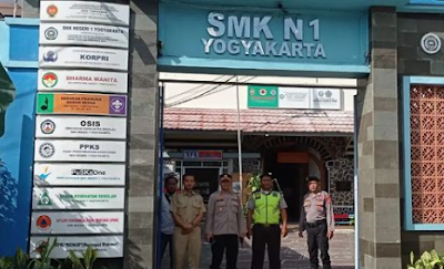 Kapolsek Gedongtengen Sambangi SMK Negeri 1 Yogyakarta Pantau Pengumuman Kelulusan