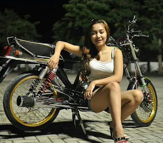 Cewek Cantik Model Motor Honda GL PRO