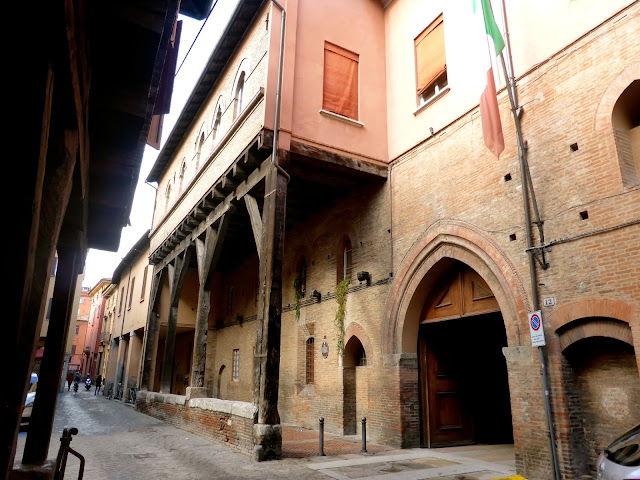 Bologna-portici-palazzo-grassi