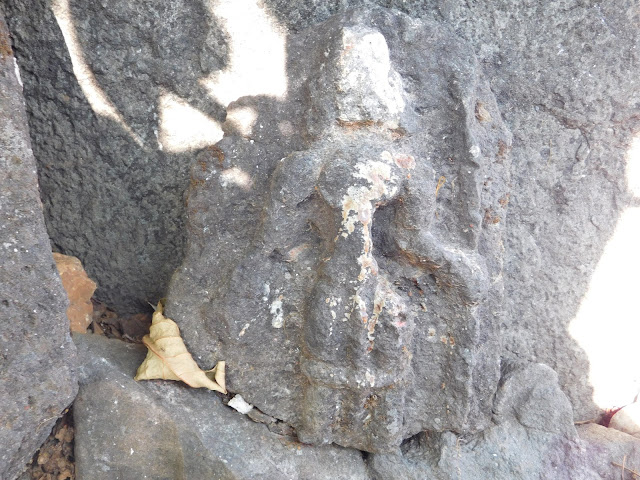 मंदिरासमोर‌‌ झाडाखालील असलेल्या मूर्ती