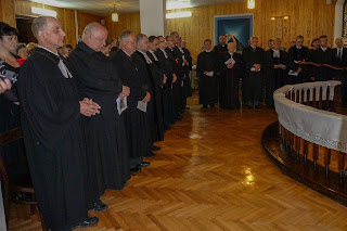 Geistliche an einer Ordination in Polen