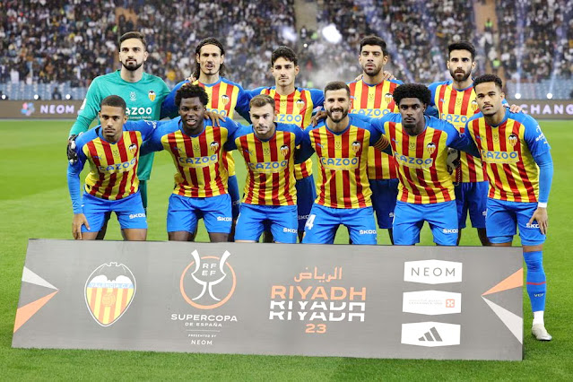 VALENCIA C. F. Temporada 2022-23. Giorgi Mamardashvili, Edinson Cavani, André Almeida, Cenk Özkacar, Eray Cömert. Samuel Lino, Yunus Musah, Toni Lato, José Luis Gayá, Thierry Correia, Justin Kluivert. REAL MADRID C. F. 1 VALENCIA C. F. 1 En los penaltis: REAL MADRID CF 4 VALENCIA CF 3 Miércoles 11/01/2023, 20:00 horas. Supercopa de España, semifinal. Riad, Arabia Saudí, King Fahd International Stadium: 50.492 espectadores. GOLES: ⚽1-0: 37’, Karim Benzema, de penalti. ⚽1-1: 46’, Samuel Lino. PENALTIS: ⚽0-1: Edinson Cavani, gol. ⚽1-1: Karim Benzema, gol. ❌1-1: Eray Cömert, lanza alto. ⚽2-1: Luka Modrić, gol. ⚽2-2: Ilaix Moriba, gol. ⚽3-2: Toni Kroos, gol. ⚽3-3: Hugo Guillamón, gol. ⚽4-3: Marco Asensio, gol. ❌4-3: José Luis Gayá, para Courtois.