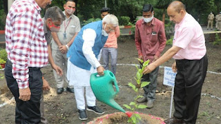 पौधरोपण कार्यक्रम में राजभवन के अधिकारी एवं कर्मचारी उपस्थित थे