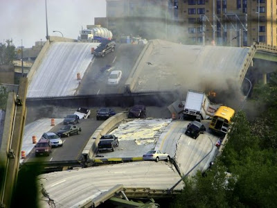 Foto Ambruknya Jembatan : http://scd-blogs.blogspot.com