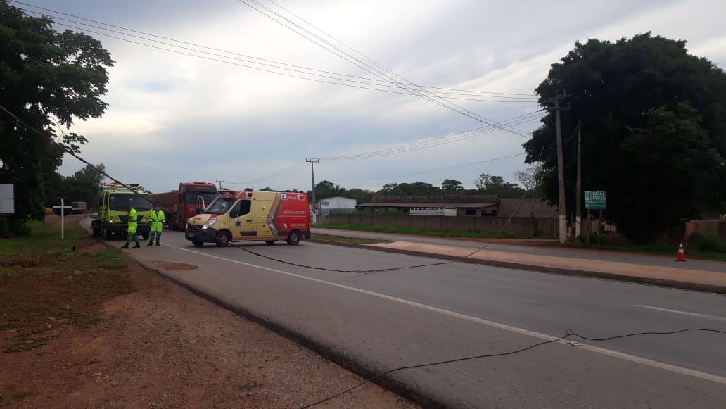 Fio de Alta tensão cai na pista e bloqueia BR 163/364 em Rosário Oeste 