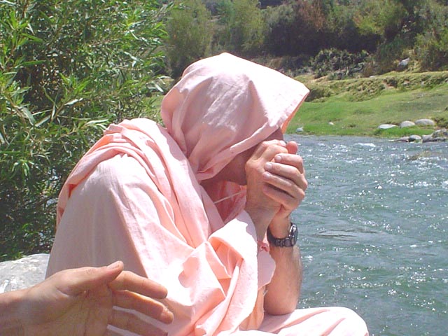 SRI GAYATRI A LA ORILLA DEL RIO