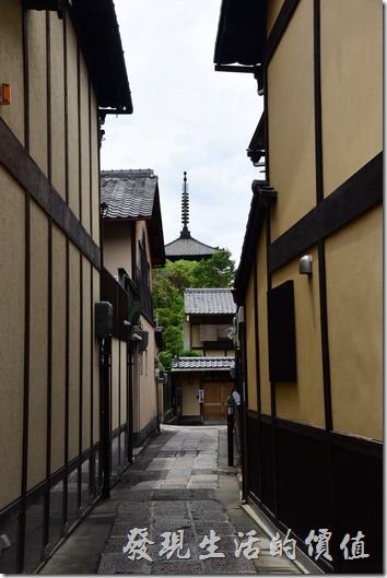 日本清水寺。從二年坂的巷弄間隙隱約可以看到遠方還有一座尖塔。