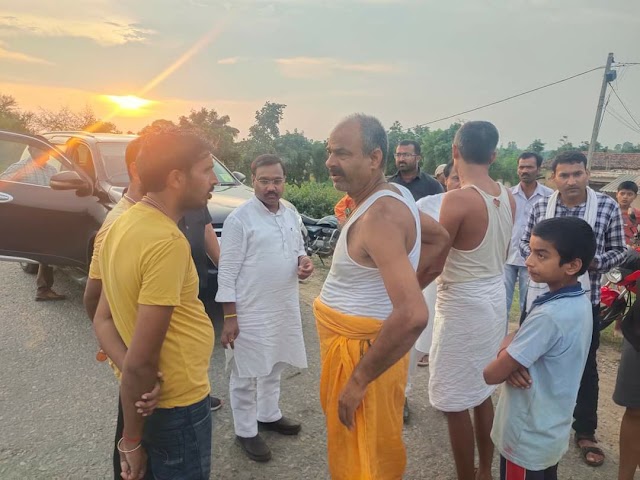 Sidhi News: पूर्व मंत्री एवं विधायक तड़पते युवक को वाहन से जिला अस्पताल पहुंचाया,सड़क पर गड्ढों को बचाने में गिरा था युवक