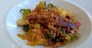 Ensalada de sardinas de Vinaros con escarola romesco,  granada y cítricos con cebolla crujiente.