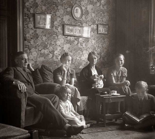 Amazing Vintage Photos Capture People at Their Living Rooms in the 1930s