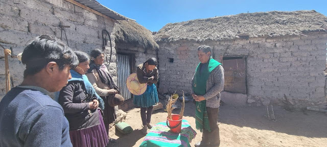 Nachdem wir die Eucharistie gefeiert und Schulmaterial verteilt hatten, besuchten wir einige Familien, um ihre Häuser zu segnen. Llavisa, Potosi – Bolivien