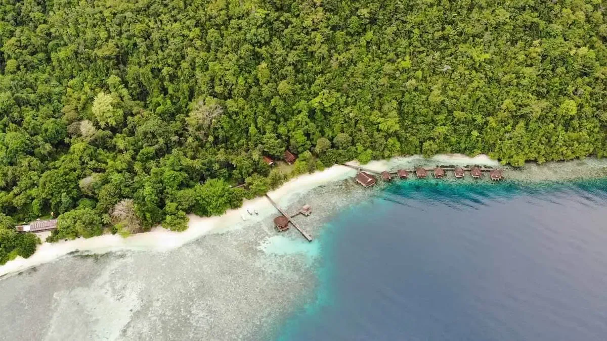 pantai ora pulau seram