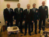 Putin condecora milicianos, 'Wagner' ou Dmitriy Valeryevich Utkin estÃ¡ Ã  sua extrema direita.