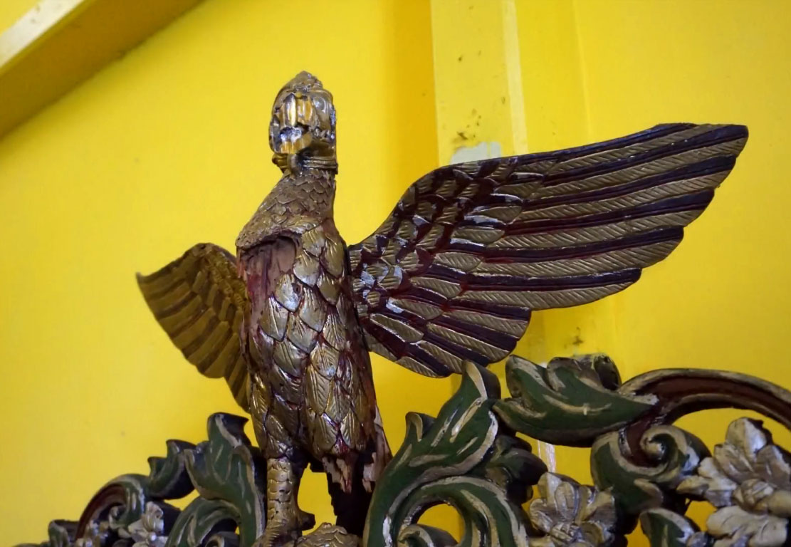 Patung Garuda dari kayu di atas Gamelan Gong