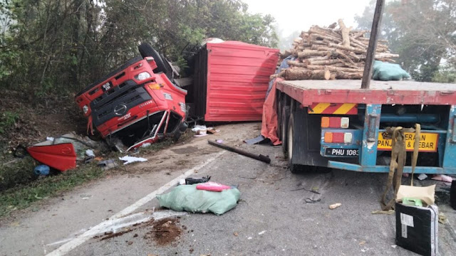 Pakej bungkusan pelanggan bertabur, lori kurier bertembung lori