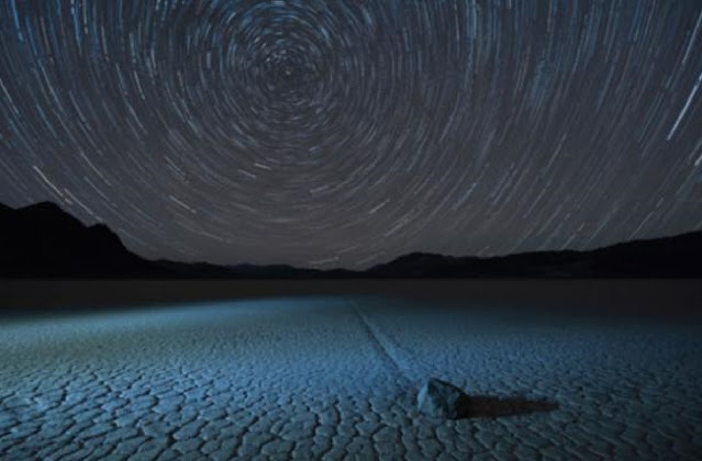 Звездные тропы над движущимися камнями Racetrack Playa