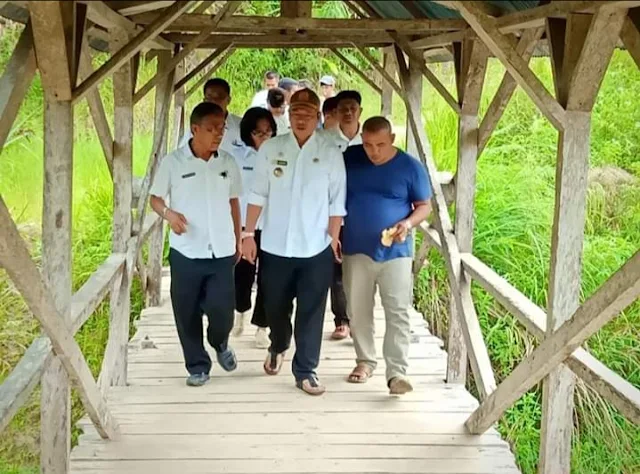  Bupati Taput Drs. Nikson Nababan, M.Si bersama Kadis PUPR Taput Ir. Anggiat Rajagukguk, MM. (Darwin Manalu)