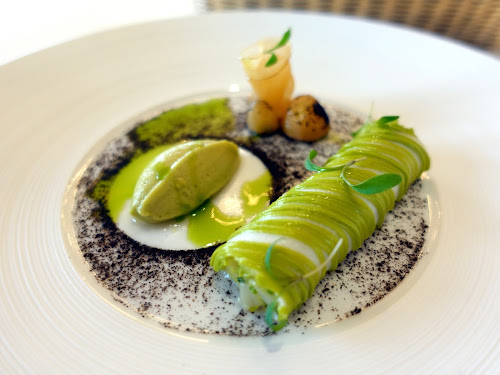 Restaurant Petrus Island Shangrila Hotel - Best French fine-dining Hong Kong - Hokkaido scallop, cannelloni, avocado, wasabi